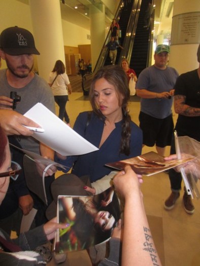 Danielle Campbell autograph
