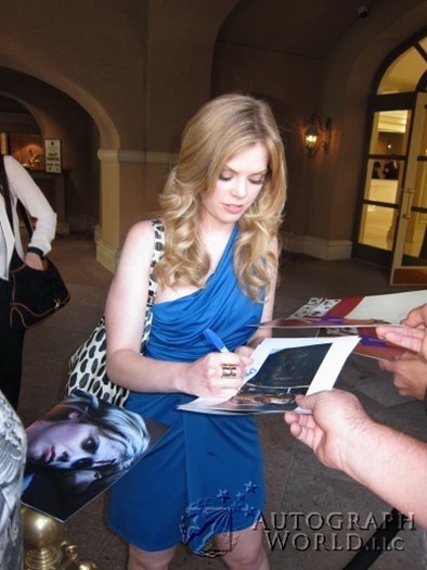 Dreama Walker autograph