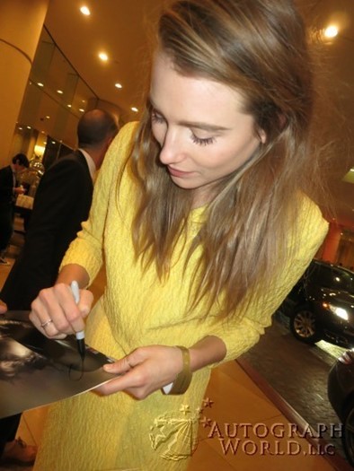 Dree Hemingway autograph