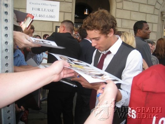 Dustin Milligan autograph