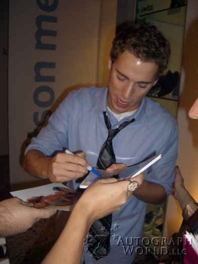 Dustin Milligan autograph
