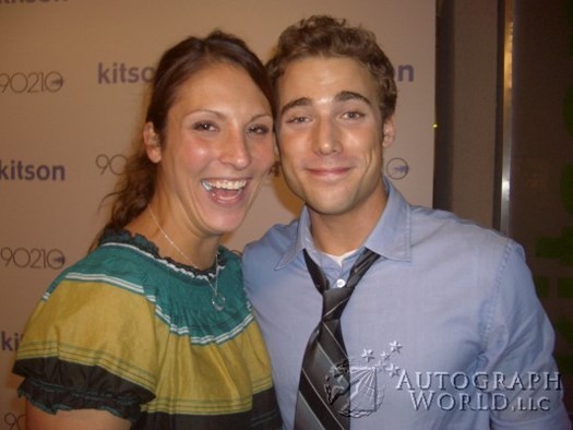 Dustin Milligan autograph