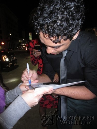 E.J. Bonilla autograph