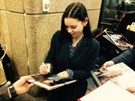 Eline Powell signing proof