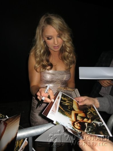 Elisabeth Harnois autograph