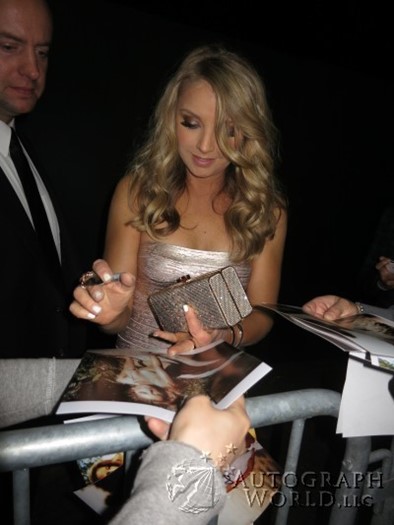 Elisabeth Harnois autograph