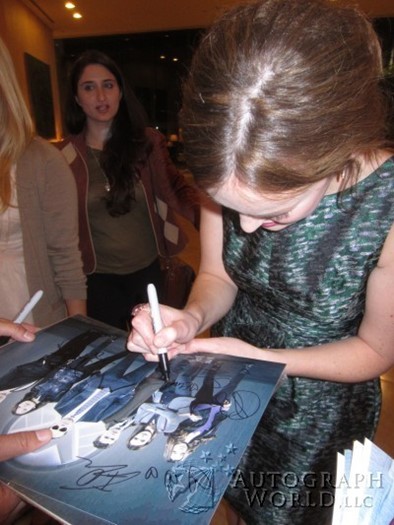 Elizabeth Henstridge autograph