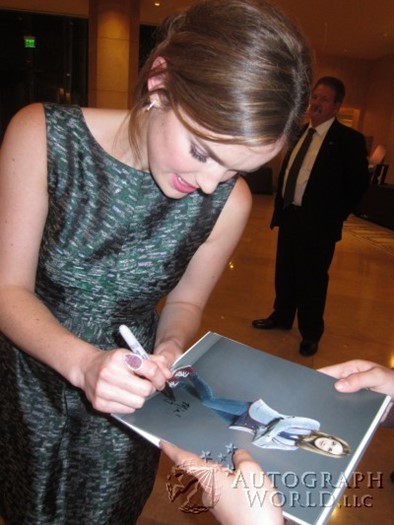 Elizabeth Henstridge autograph