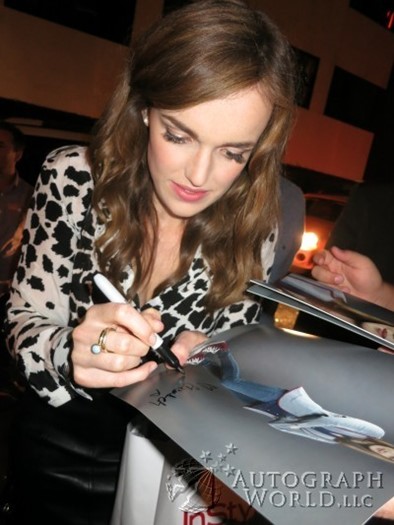 Elizabeth Henstridge autograph