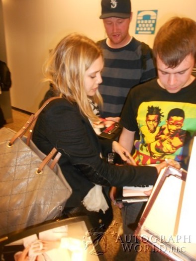 Elizabeth Olsen autograph