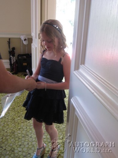 Emily Alyn Lind autograph