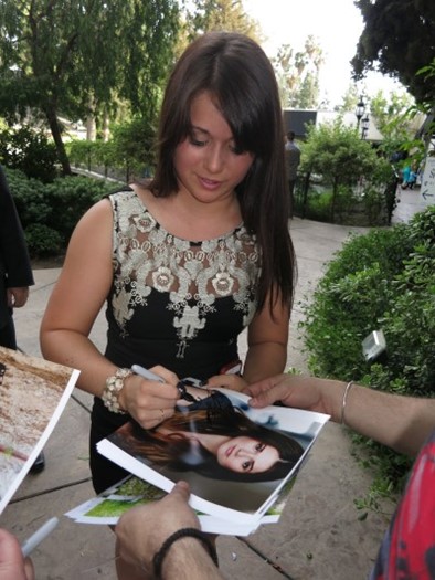 Frederique Dufort autograph