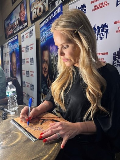 Gena Lee Nolin autograph