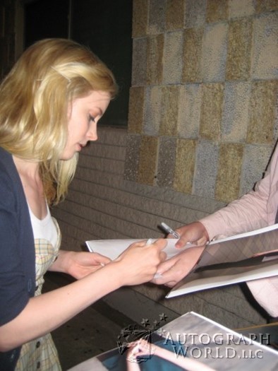 Gillian Jacobs autograph