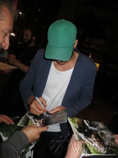 Gustaf Skarsgard autograph