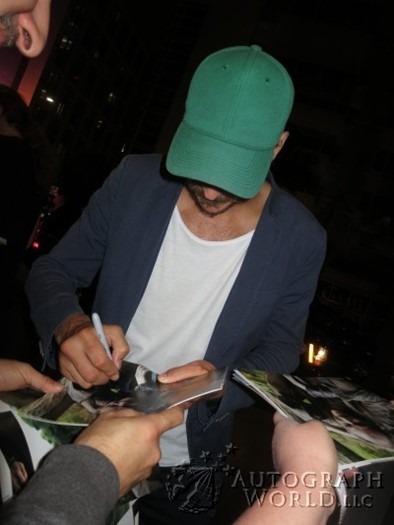 Gustaf Skarsgard autograph