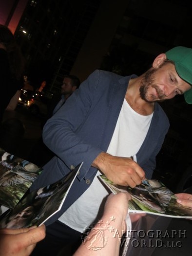Gustaf Skarsgard autograph