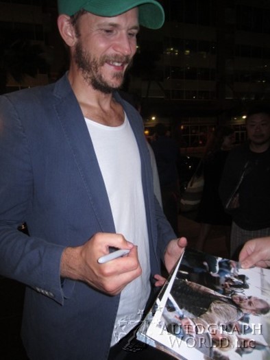 Gustaf Skarsgard autograph
