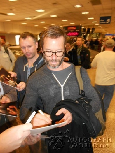 Guy Pearce autograph