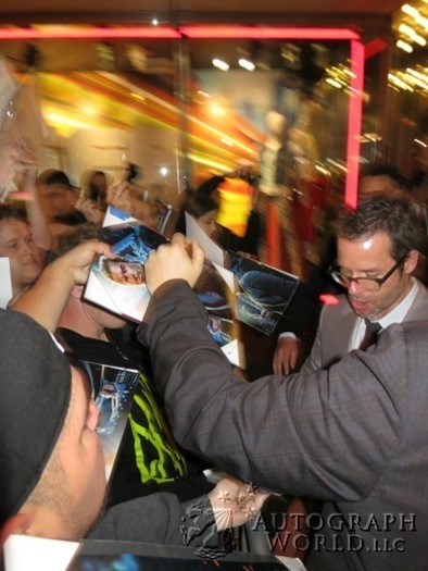 Guy Pearce autograph