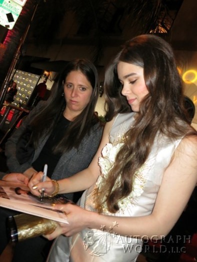 Hailee Steinfeld autograph