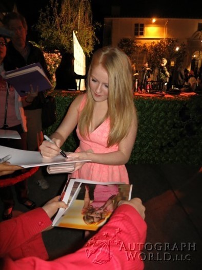 Hollie Cavanagh autograph