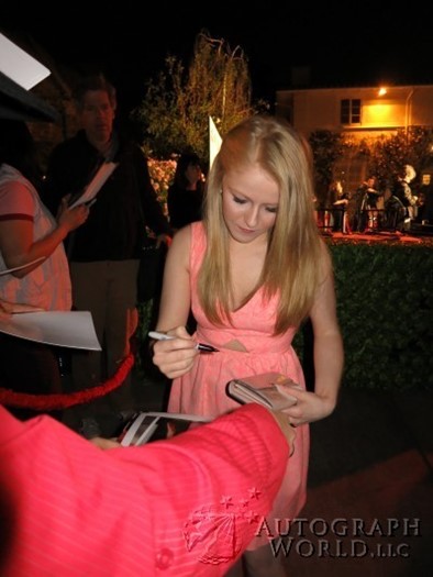 Hollie Cavanagh autograph