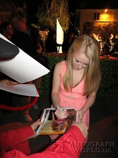 Hollie Cavanagh autograph