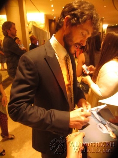 Hugh Dancy autograph