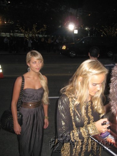 Isabel Lucas autograph