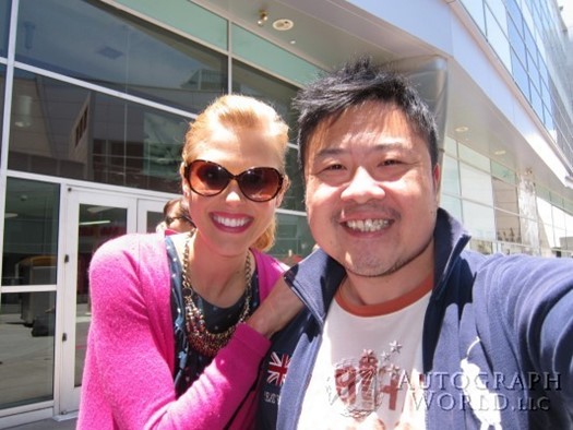 Janet Varney autograph