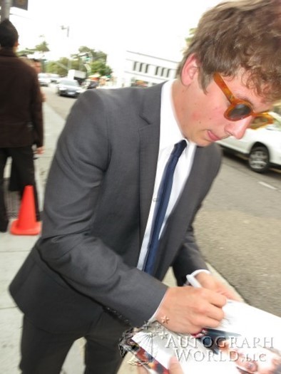 Jeremy Allen  White autograph