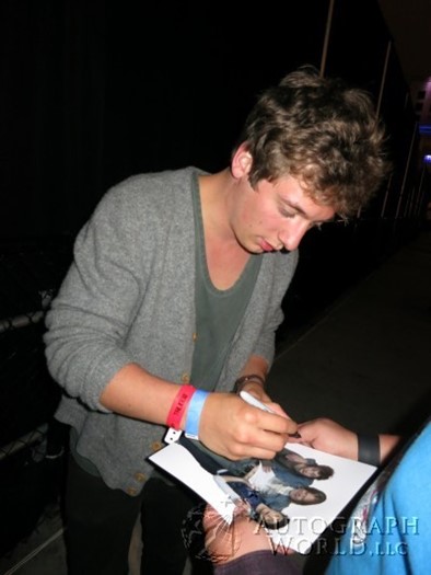 Jeremy Allen  White autograph