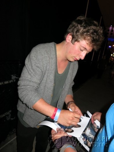 Jeremy Allen  White autograph