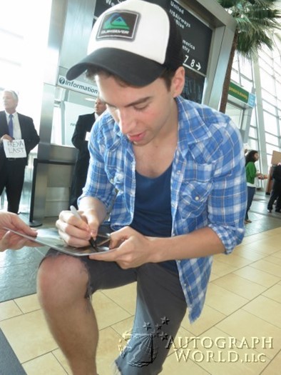 Jordan Gavaris autograph