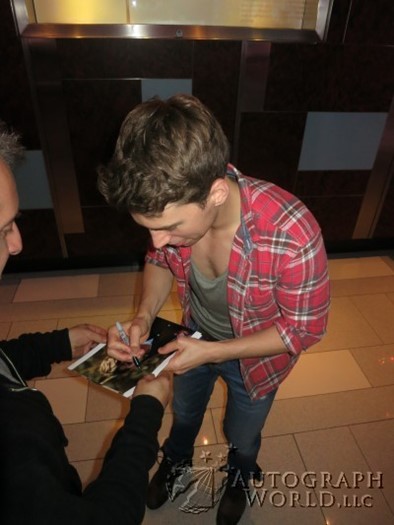 Jordan Gavaris autograph