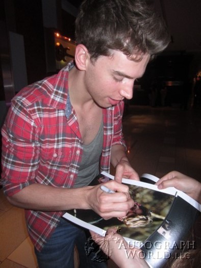 Jordan Gavaris autograph
