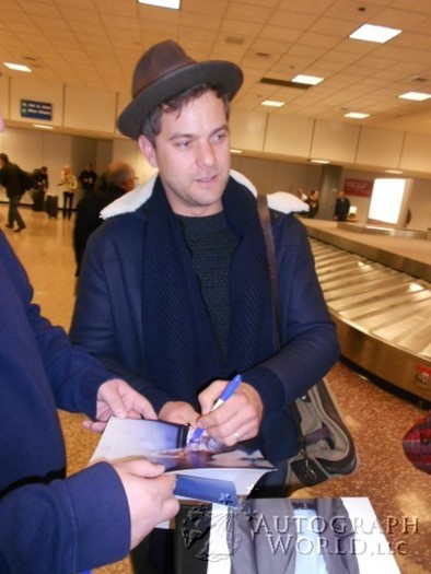 Joshua Jackson autograph