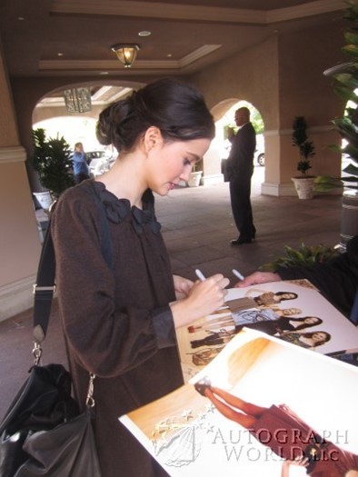 Julia Goldani Telles autograph
