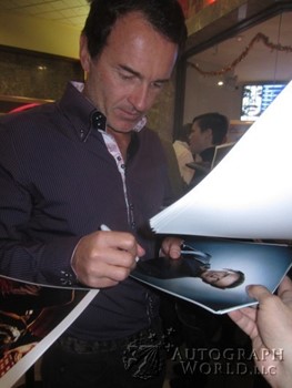 Julian McMahon autograph