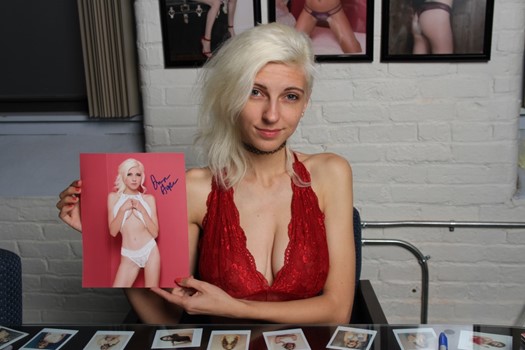 Juniper Hope autograph