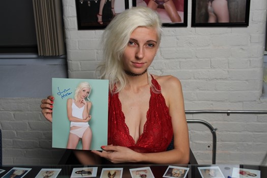 Juniper Hope autograph