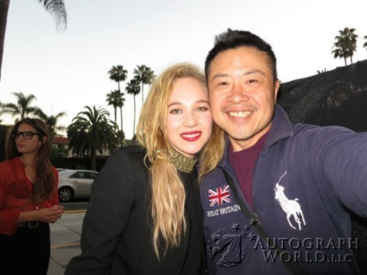 Juno Temple autograph