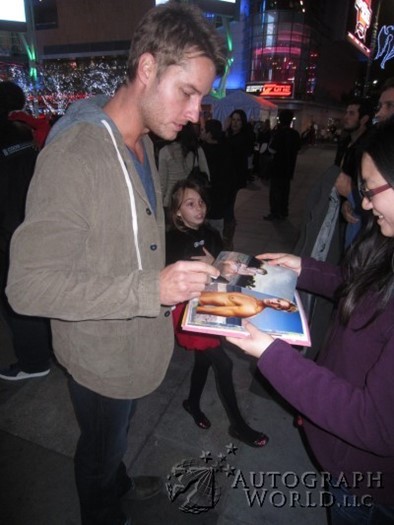 Justin Hartley autograph