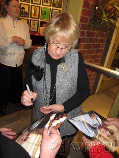 Kathryn Joosten autograph