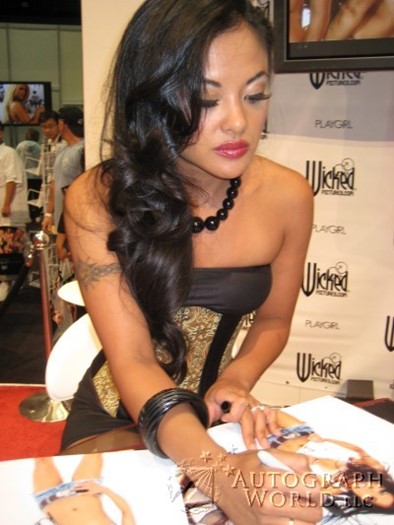 Kaylani Lei autograph