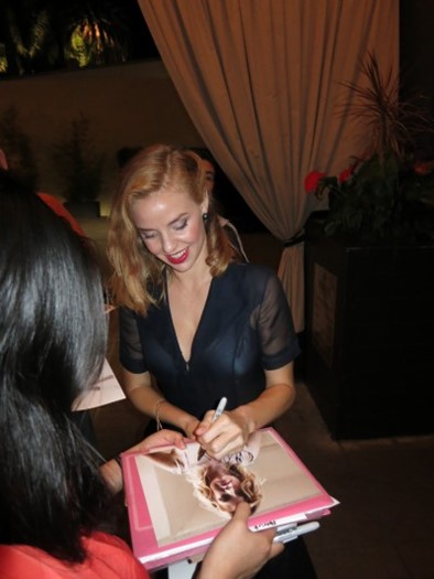 Kelli Garner autograph