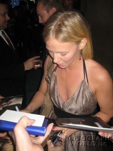 Kelli Giddish autograph