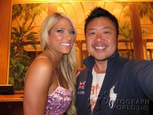 Kelly Kelly autograph