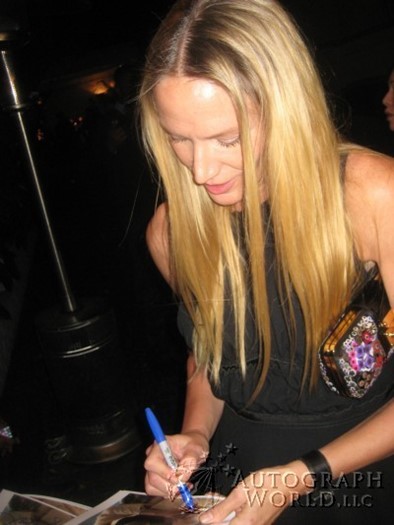 Kelly Lynch autograph